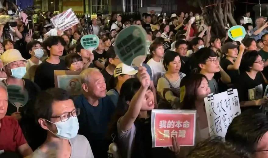 主辦單位號稱8萬人包圍立院喊「退回重審」！人潮湧入中山南路　管制路段一次看