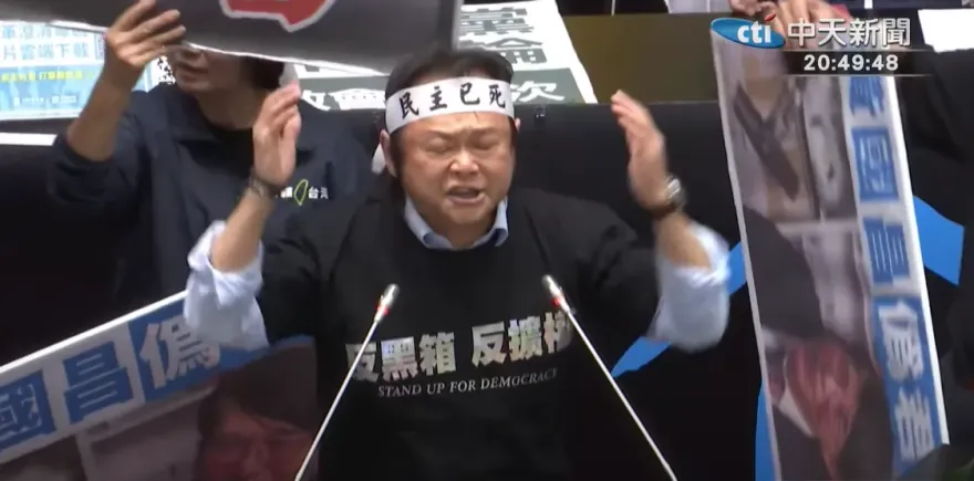 影/王世堅國會開罵！順口溜轟柯文哲「寄生獸宿主」全場沸騰　韓國瑜憋笑破功