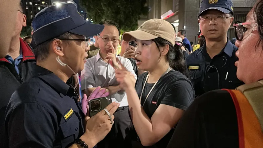 影/立法院外民團逼封忠孝東路！羅宜、女覺青囂張罵警官「要黨部來人嗎？」