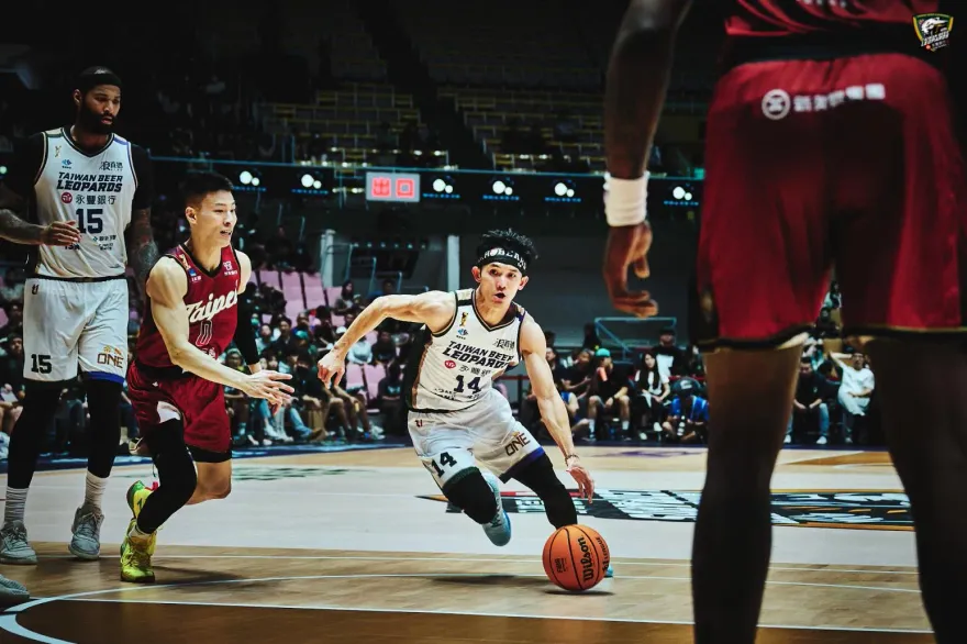 雲豹、戰神怨嘆球場地貼太滑！　蔣淯安靦腆笑：我以前打過SBL…