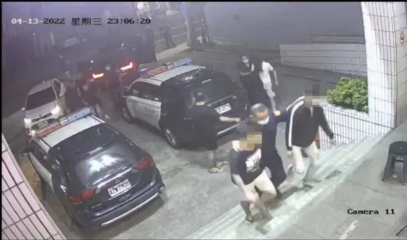 有夠囂張！詐團黑吃黑相約談判　球棒隊竟在派出所門口開打…下場出爐
