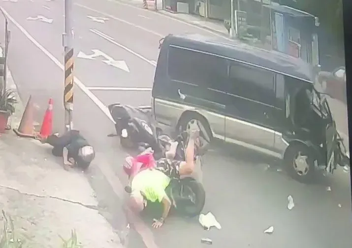 影/雲林嚴重車禍！廂型車變陸上飛彈　零煞車猛撞「3人遭掃飛」