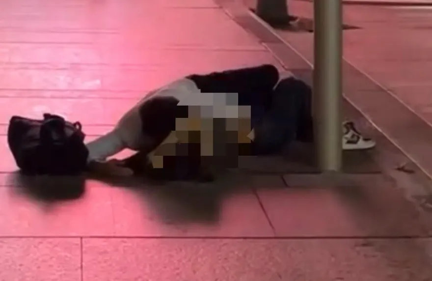 影/捷運版「公狗」發情！北市東區SOGO前噁男現形　躺著手直插辣妹褲裡亂摳
