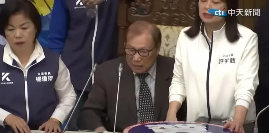 周萬來罕見動怒斥責綠委　韓國瑜忙安撫：我們都這把年紀別被激怒了