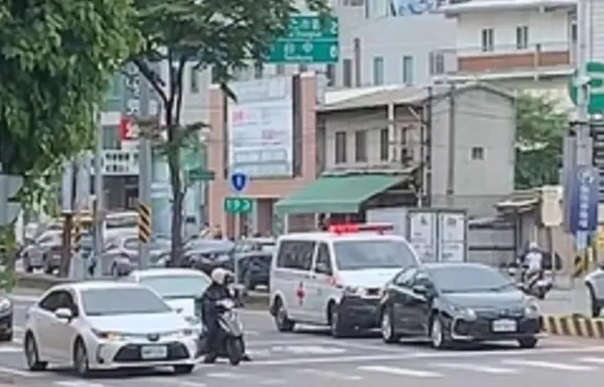 垃圾等級！夭壽轎車惡意阻擋救護車　騎士飆罵擋車魔人…「拳頭都硬了」