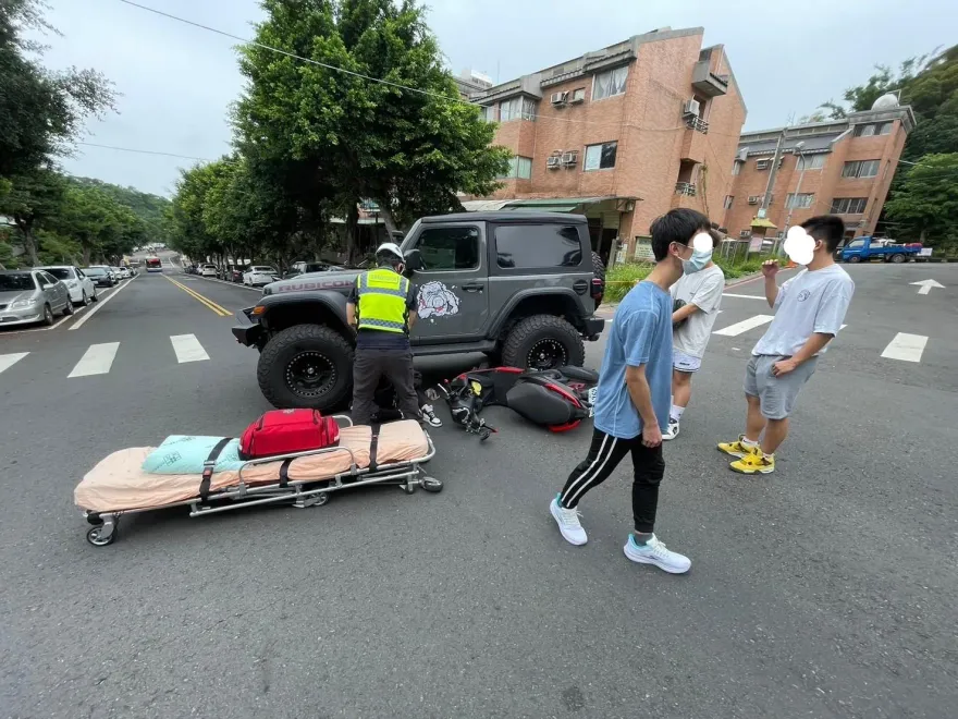 快訊/苗栗驚悚車禍！機車卡吉普車巨輪下　女騎士右膝、下嘴唇撕裂傷送醫