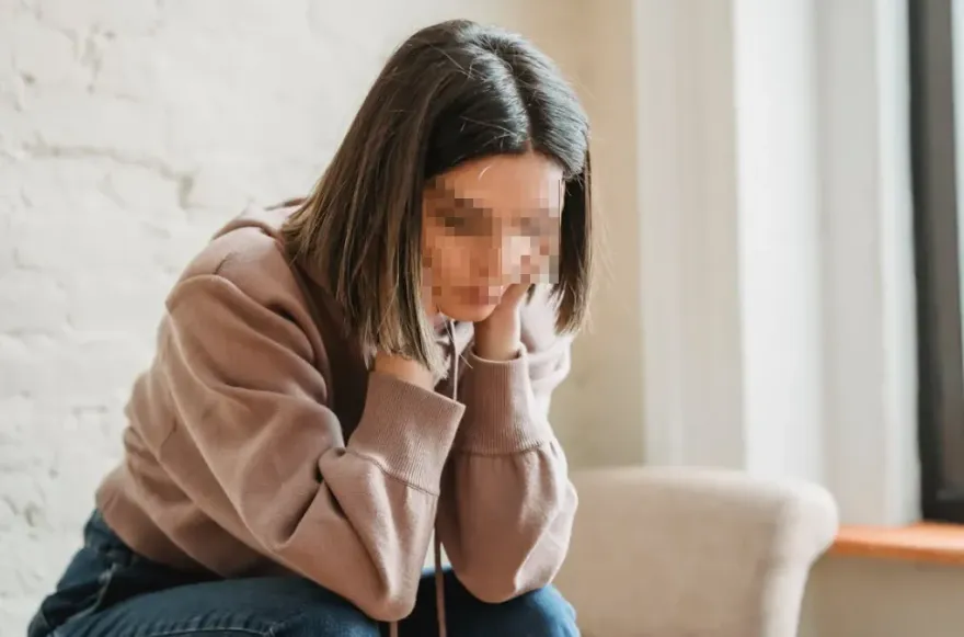 借5萬台幣應急！正妹被逼「和閨蜜父親床上肉償」　對方竟曝：我早跟我爸做過