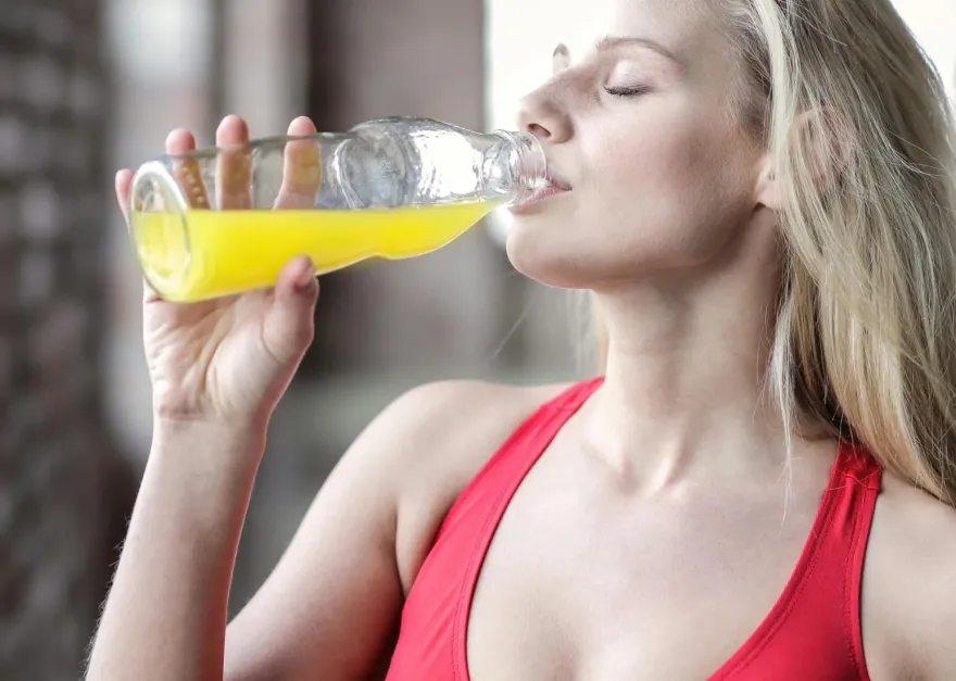 好心提醒卻被當空氣！自私夫妻拿瓶狂裝飲料　正義姐曝「1舉動」網搖頭：沒救了