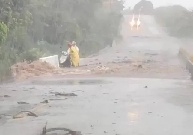 大雨轟蘭嶼！土石流差點沖走機車　鄉公所急成立應變小組備戰
