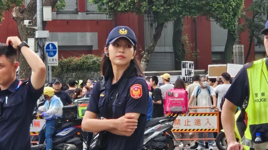 524立院場外嬌點！正妹女警值勤超吸睛　IG大秀好身材