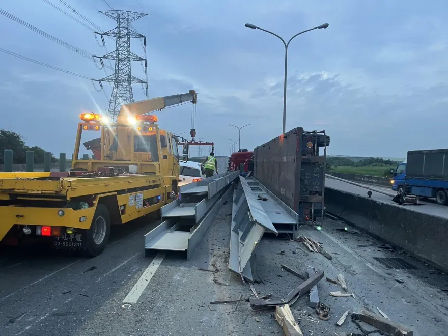 快訊/西濱伸港段聯結車自撞翻覆！H型鋼樑散落...後方2轎車遭殃