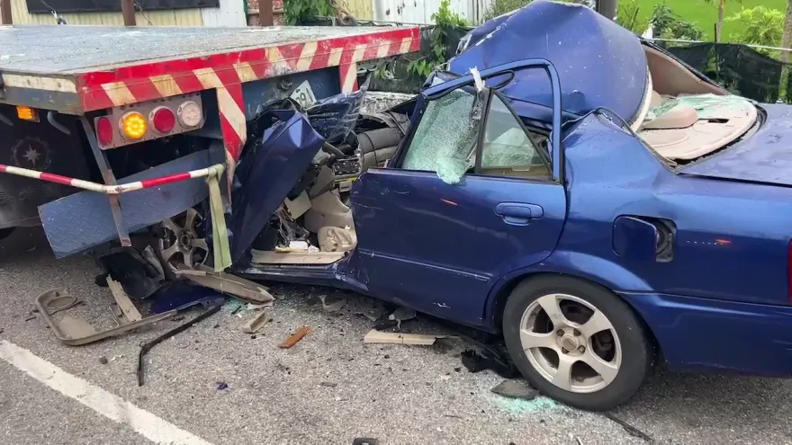影/苗栗台1猛撞板車「車頭削光」男慘死　妻認屍癱軟崩潰