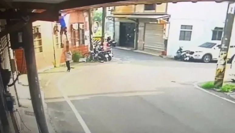 影/驚悚畫面曝！新竹男洗冷氣2樓直墜「壓死人」　過失致死送辦