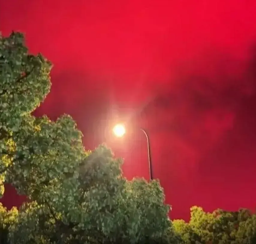 影/浙江舟山驚現神秘「血色夜空」　當地氣象局：漁船試燈吸引魷魚