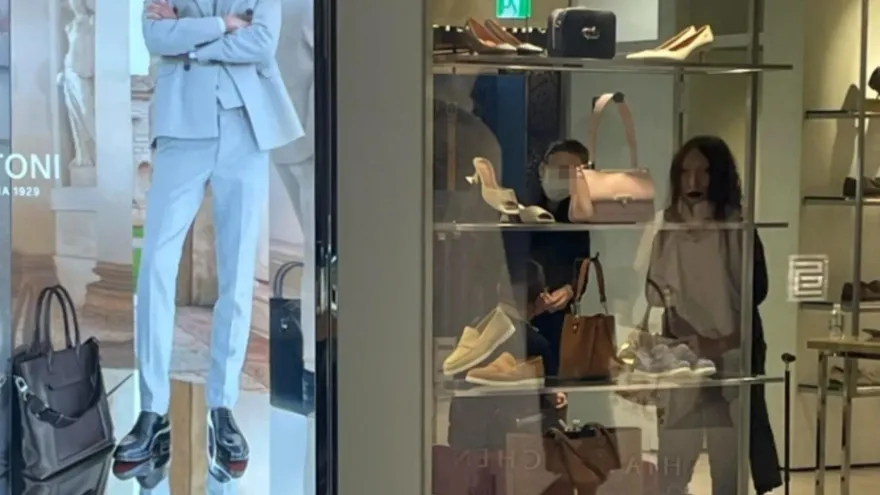 靈異照片？精品店玻璃「伊藤潤二」鬼臉超清晰　網抖爆：被嚇出一身尿