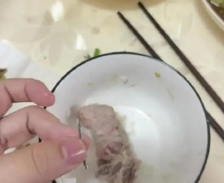 影/抖…超市買排骨燉湯「吃出粗針頭」　當事人怒：扎到嘴才發現