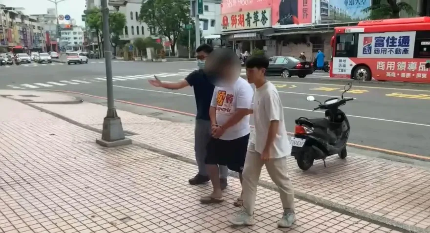 快訊/惡意撞傷兩警！高雄男自行投案3罪移送　恐罰20.8萬
