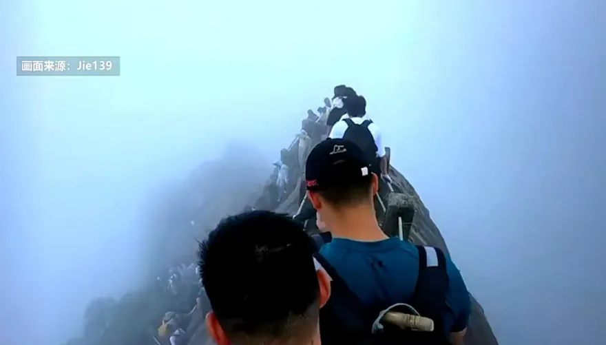 影/黃山飛來石傳雷擊遊客急逃場面曝　目擊者：多人遭碎石砸傷