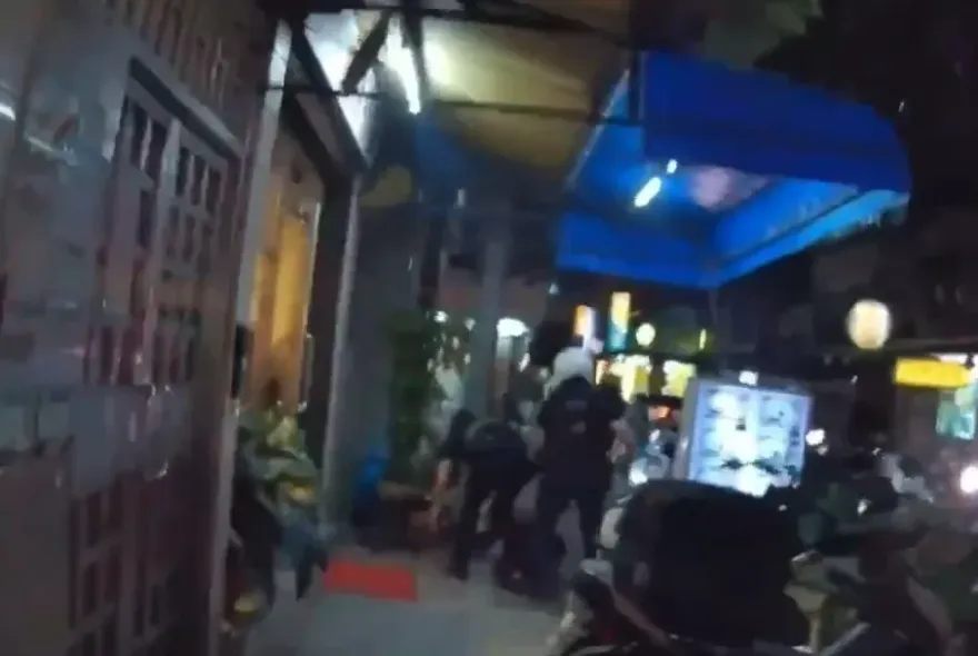 影/疑不慎碰觸女店主！醋夫持刀狠砍廚師　警現場壓制逮人