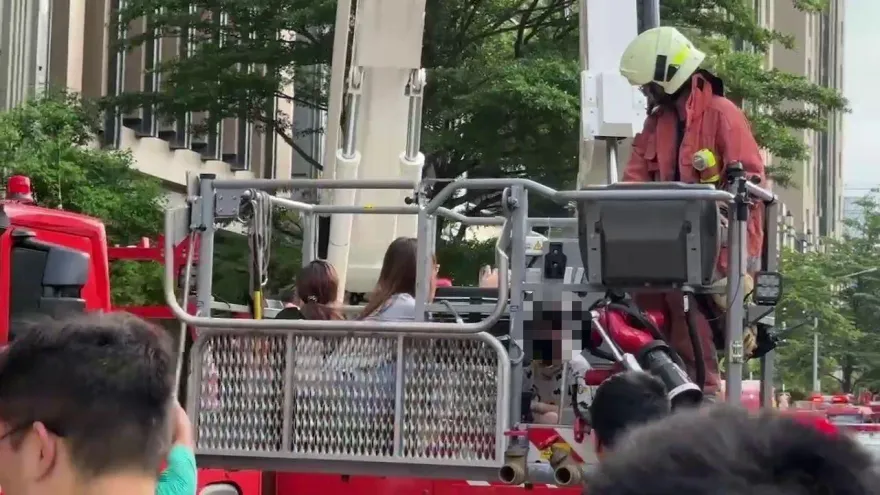 快訊/今晨最新！竹市東區惡火勇消殉職仍然救不完　百人受困28樓社區6小時