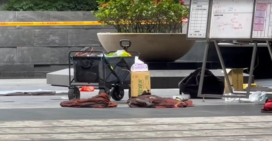 2消防惡火中殉職！濃煙焦油「覆蓋面罩」擦不掉　迷失方向倒臥梯間不幸過世