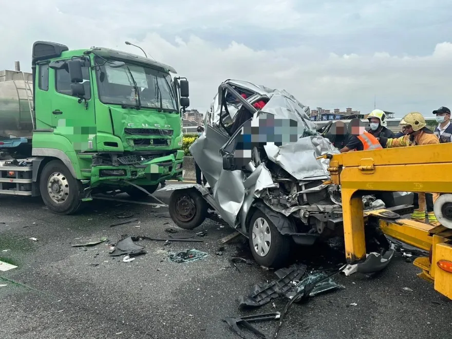 快訊/國1瑞隆段槽車、貨櫃車包夾　「銀車成爛鐵」夫妻雙亡