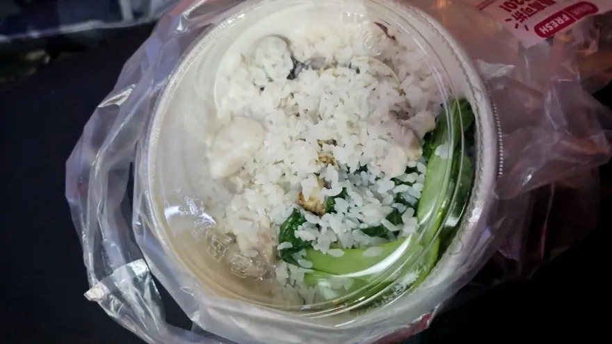 280元海鮮粥竟「沒有湯」！外送員看傻眼：比燉飯還乾