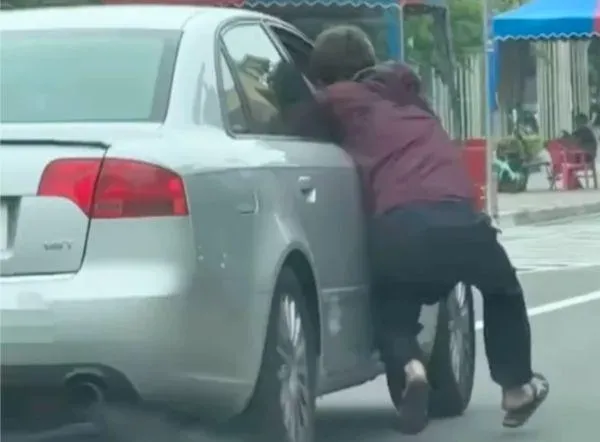 影/兒子和女友搞出人命！彰化離譜爸阻她投案　「掛車上」遭甩飛