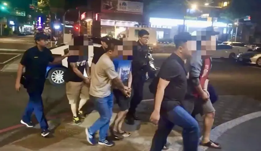 影/新北男欠2千不還卻買4萬5手機　債主氣炸撂2人將他砍傷強取財物