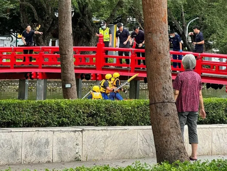 快訊/嚇！台中湖心亭橋下浮出長髮女屍「面部朝下手張開」