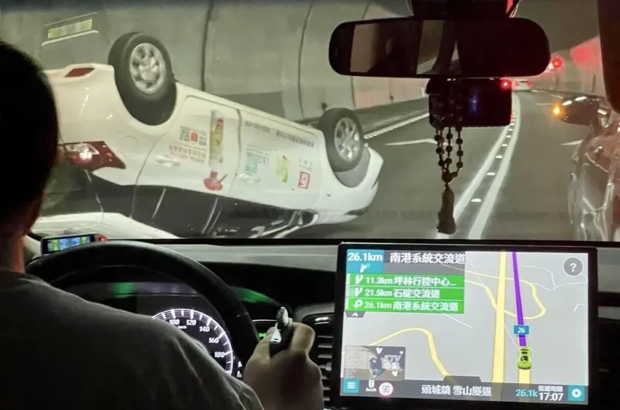 快訊/國5雪隧北上翻車事故　2車追撞1自小客翻肚塞爆