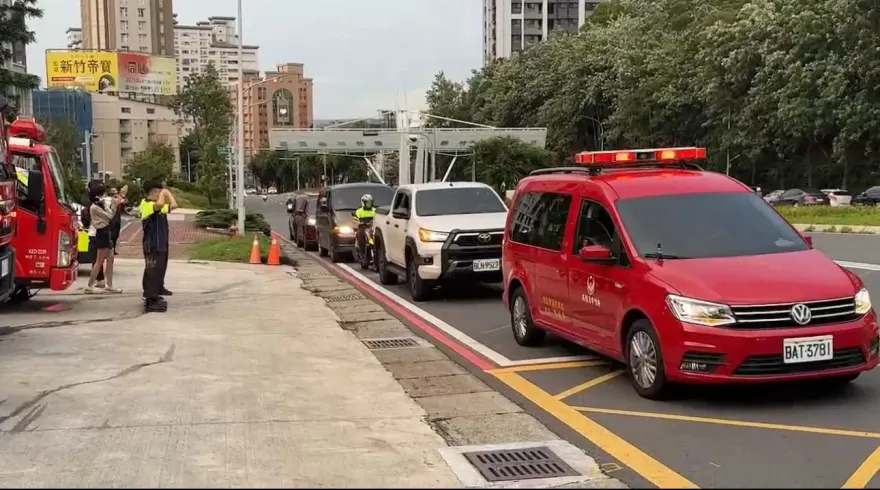 快訊/2勇消遺體車隊經過金山分隊　消防車齊鳴笛同仁列隊敬禮致意
