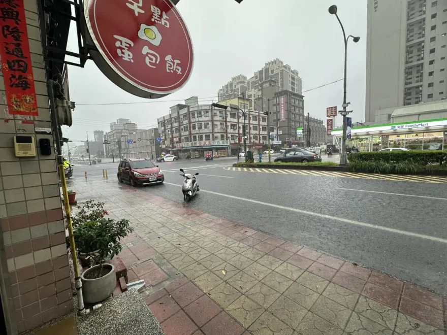 我家門前有小河！苗栗透早「暴雨釀淹水」　往竹南地下道已封閉