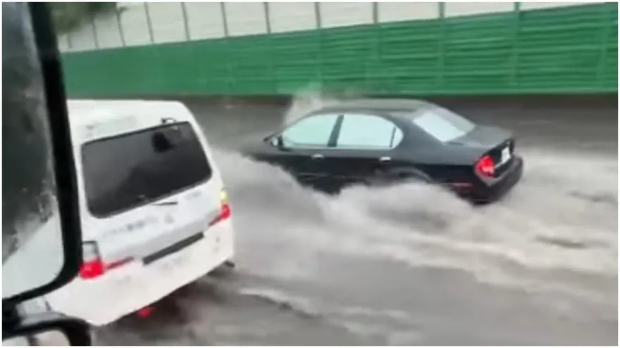 影/大雷雨狂轟台中！國道后里段「淹水半個輪胎」　車輛慘拋錨