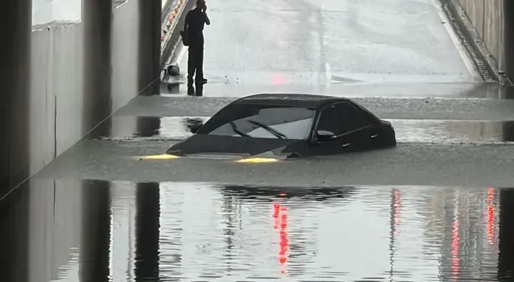 苗栗地下道積水封閉　駕駛誤闖GG了！愛車慘遭滅頂待救援