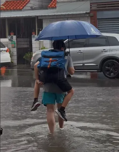 影/水淹過腳踝！苗栗慈父「揹兒打傘」上學畫面曝　家長無奈：下雨都這樣