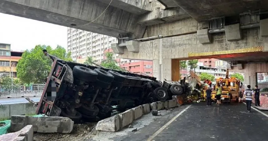 國1高雄路段驚悚車禍！聯結車疑開太快翻車　鐵管散落一地