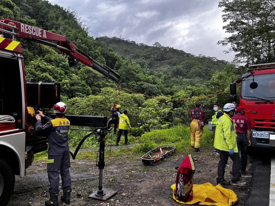 影/嘉義台18線45歲女駕車失控衝對向　下秒墜10米深山坡