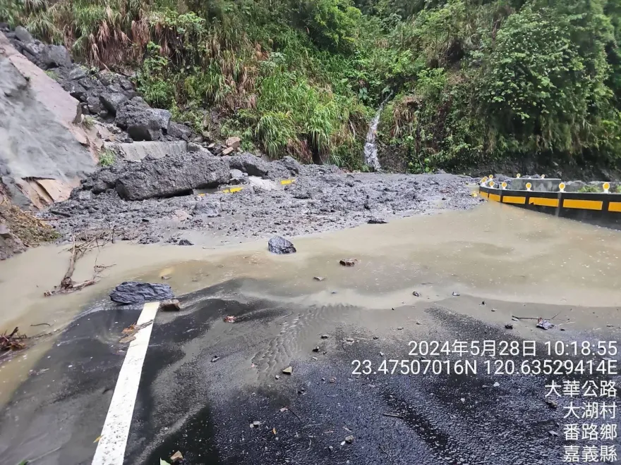 大雨狂轟！嘉義山區多處落石坍方　「土石斷路」畫面曝光