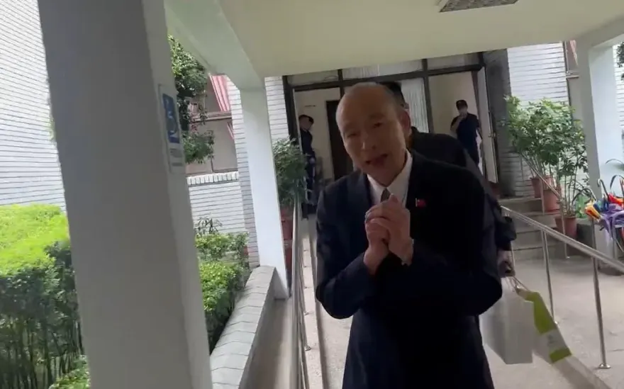 國會改革案朝野緊張對峙氛圍中　韓國瑜快步移動不忘向員警獻溫馨