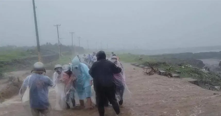 豪雨襲台東「蘭嶼野溪暴漲」！遊客牽機車冒險通過　差點被沖走