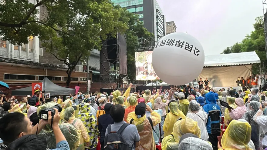快訊/「國會改革案」力拚三讀！民團齊聚立院外　萬人遞白球要求社會對話