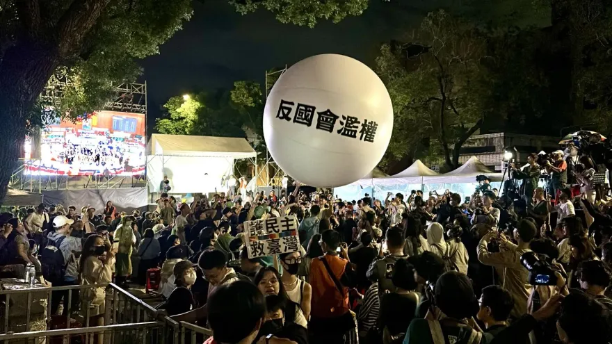 快訊/藐視國會罪入刑法三讀通過　場外結束前送「反國會濫權」氣球進立院