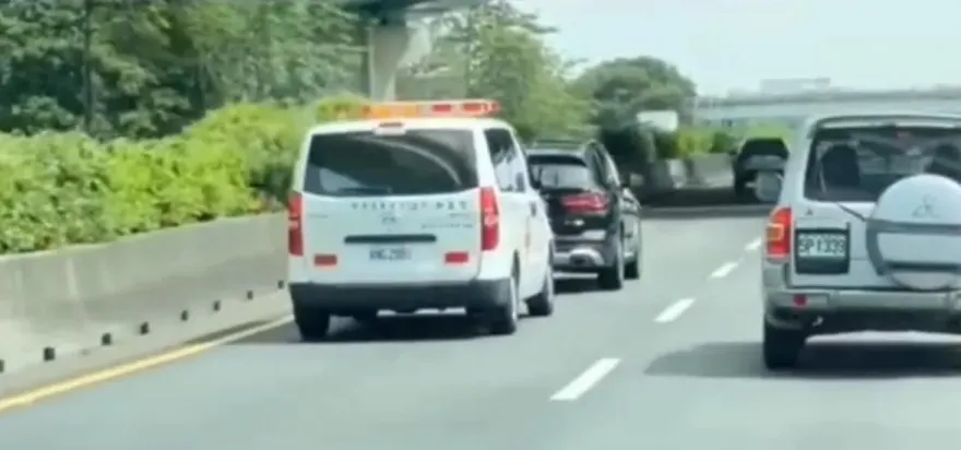 影/又見國道擋救護車三寶！國3台中大雅段「救傷救我」BMW休旅車就是不讓