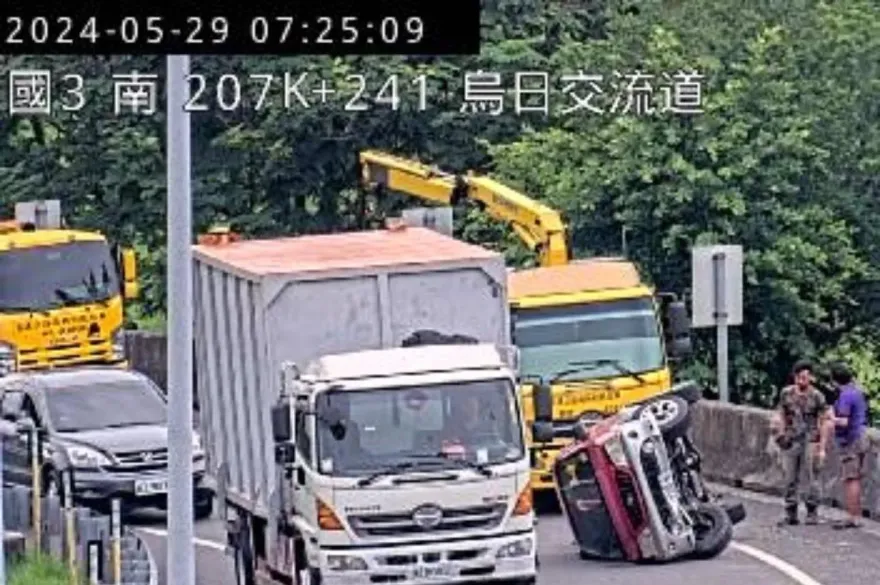 快訊/國3北向207k烏日段「休旅車側翻」　已現回堵狀況上班請注意