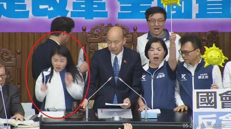 韓國瑜敲議事槌力道驚人！張嘉郡嚇到花容失色　背後原因曝光