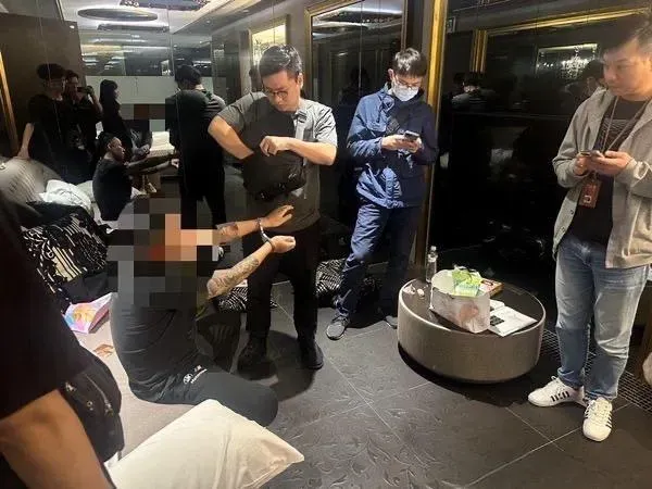 毒販開BMW撞倒7旬嬤肇逃！和女友躲摩鐵看謎片時落網　通緝犯身分也曝光