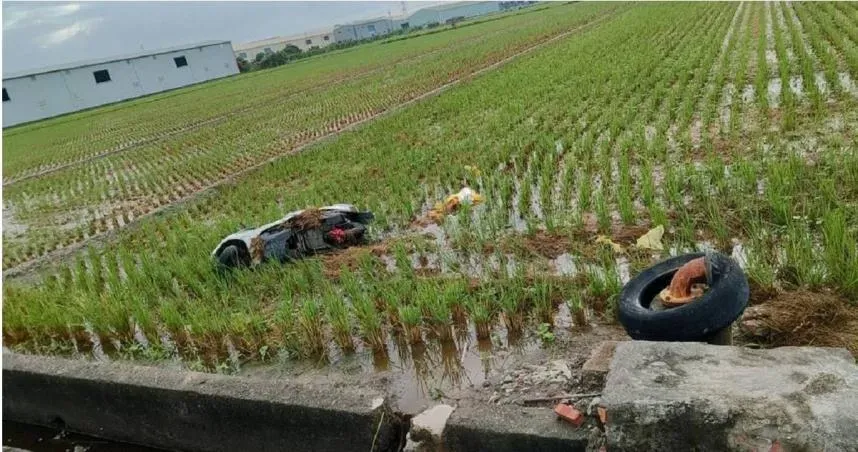 快訊/大寮汽車猛撞機車「噴進田」　6旬女騎士當場斷氣