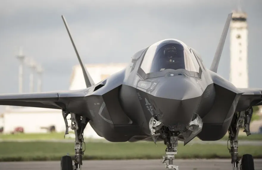 美軍F-35B戰機墜毁　飛行員彈射逃生重傷