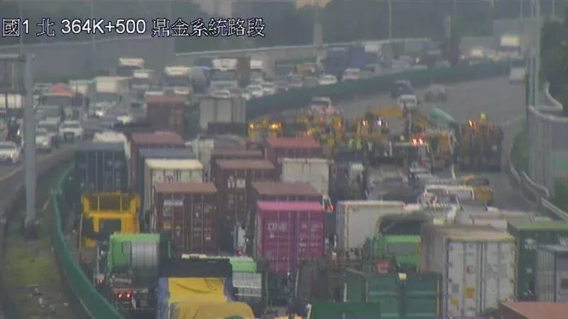 快訊/聯結車翻覆「占據全線車道」！國1鼎金系統至九如交流道管制封閉